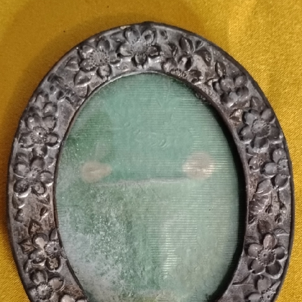 Ornate Oval Picture Frame with Green Center - Picture 8 of 12
